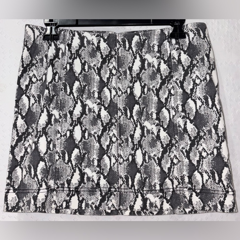 Jolt Snakeskin Print Mini Skirt Black White Womens Size 11 30W Stretch Casual